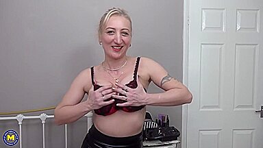 naughty housewife Lilith playing with herself